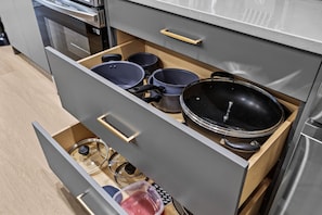 Een koelkast, een magnetron, een oven, een kookplaat