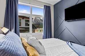 2 quartos, ferros/tábuas de passar roupa, berço de viagem