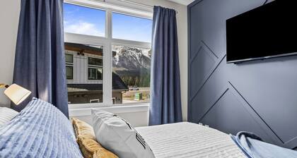 Brand new Townhouse at Gates to Banff National park - Mountain Views and Hot Tub