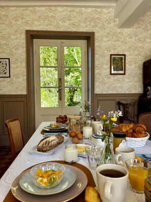 Free daily continental breakfast  - Maison Bel Air (Romorantin-Lanthenay)