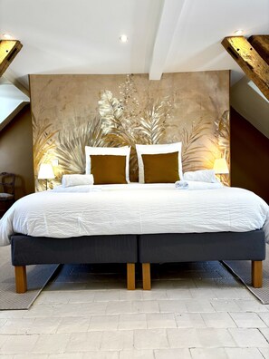 Panoramic Suite, Private Bathroom, Pool View | Interior - Maison Bel Air (Romorantin-Lanthenay)