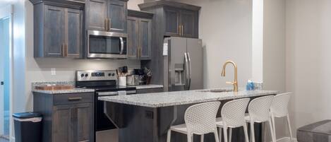 Réfrigérateur, micro-ondes, four, plaque de cuisson