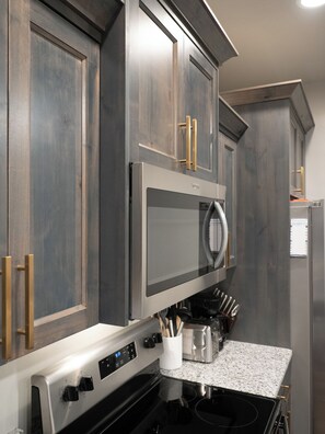 Refrigerador, microondas, horno y parrilla de estufa