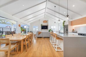 Microwave, oven, stovetop, dishwasher - Palm Retreat - Whitianga (Whitianga)