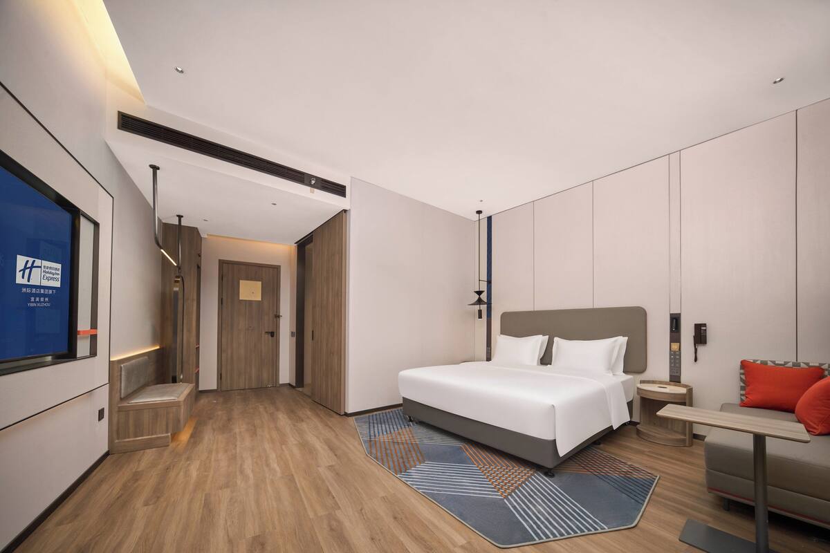 Quarto, 1 cama King | Edredons de pluma, escrivaninha, cortinas blackout