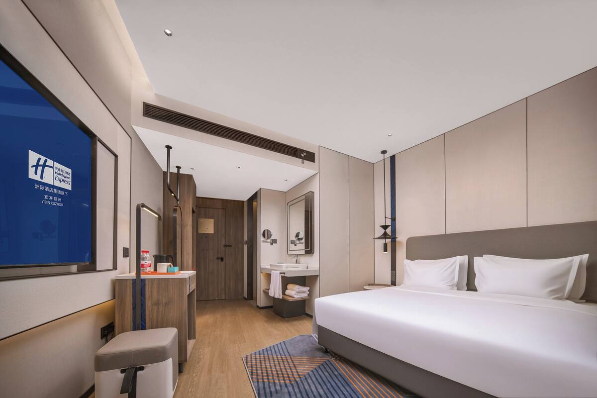 Quarto standard, 1 cama King | Edredons de pluma, escrivaninha, cortinas blackout