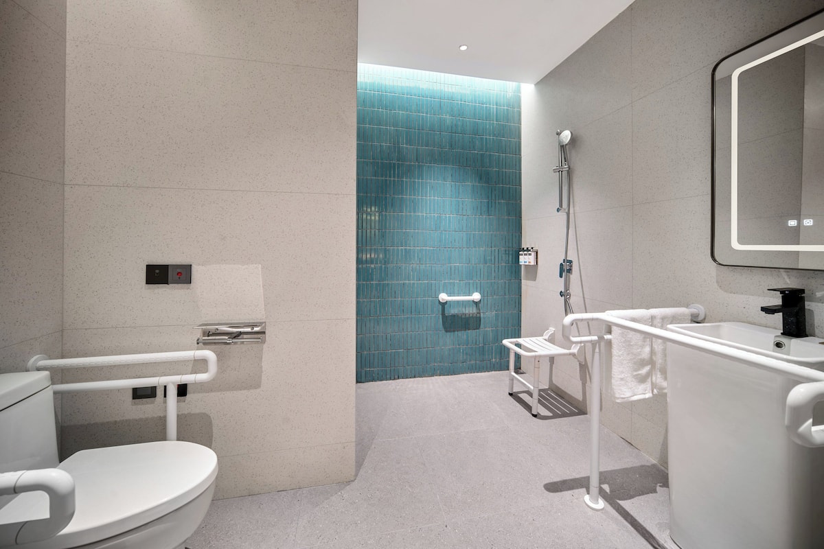 Camera, 1 letto king, accessibile ai disabili | Bagno | Doccia, asciugacapelli, pantofole, asciugamani