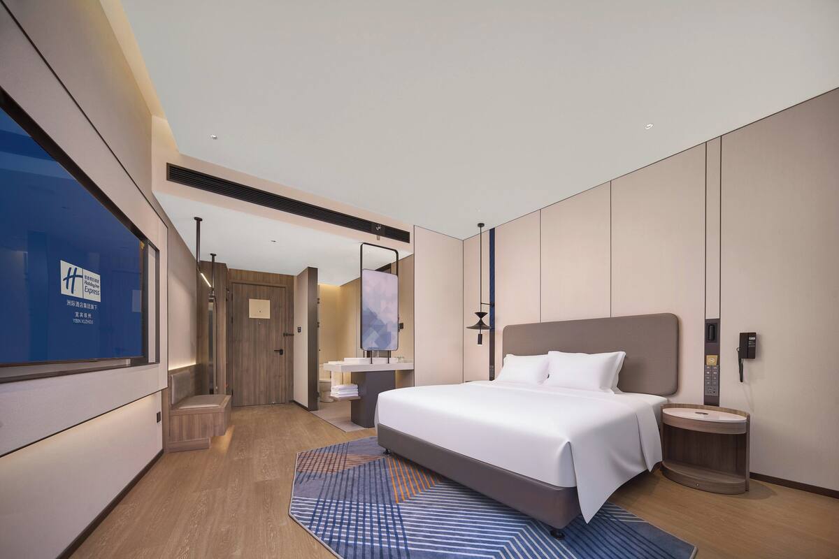 1 King Standard | Down duvets, desk, blackout curtains, soundproofing