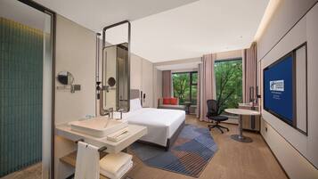 Standard Room, 1 Katil Raja (King) (Extra Floor Space) | Gebar bulu kapas, meja, langsir/tirai gelap terus, kalis bunyi