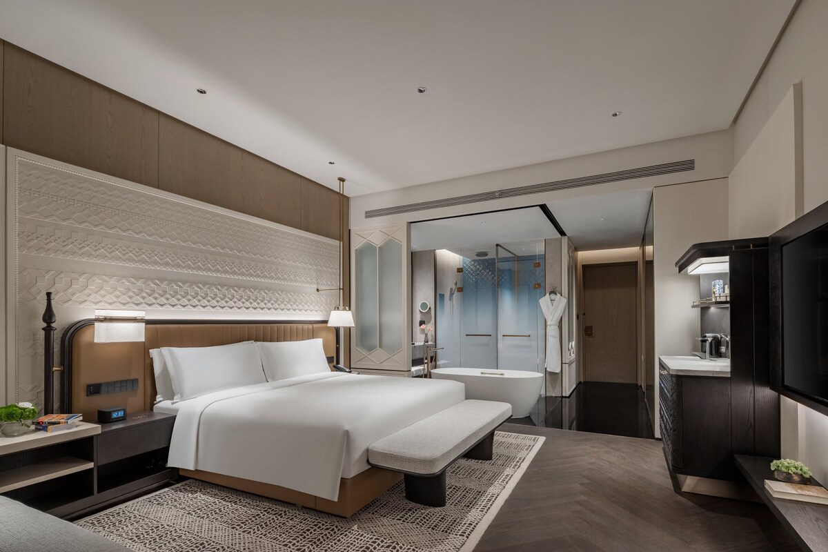 Classic Room, 1 King Bed, Accessible