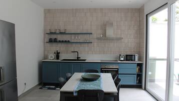 Frigorifero, microonde, forno, piano cottura