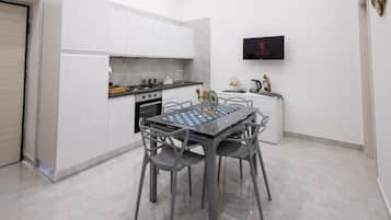Fridge, oven, stovetop, coffee/tea maker