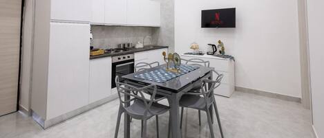 Frigorífico, horno, placa de cocina y cafetera o tetera