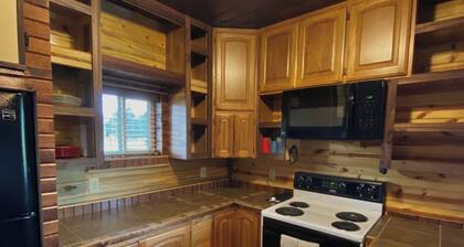 Charming 3-bedroom cabin in delightful Custer with views of Black Elk Peak!