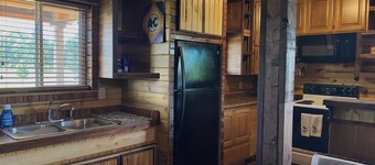 Charming 3-bedroom cabin in delightful Custer with views of Black Elk Peak!