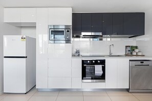 Réfrigérateur, four à micro-ondes, un four, surface de cuisson