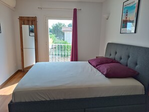 6 habitaciones, escritorio y tabla de planchar con plancha 