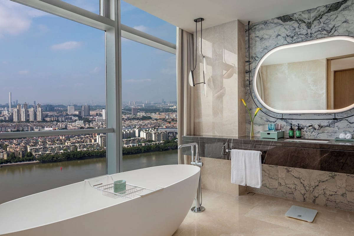 Daunenbettdecken, Schreibtisch, laptopgeeigneter Arbeitsplatz