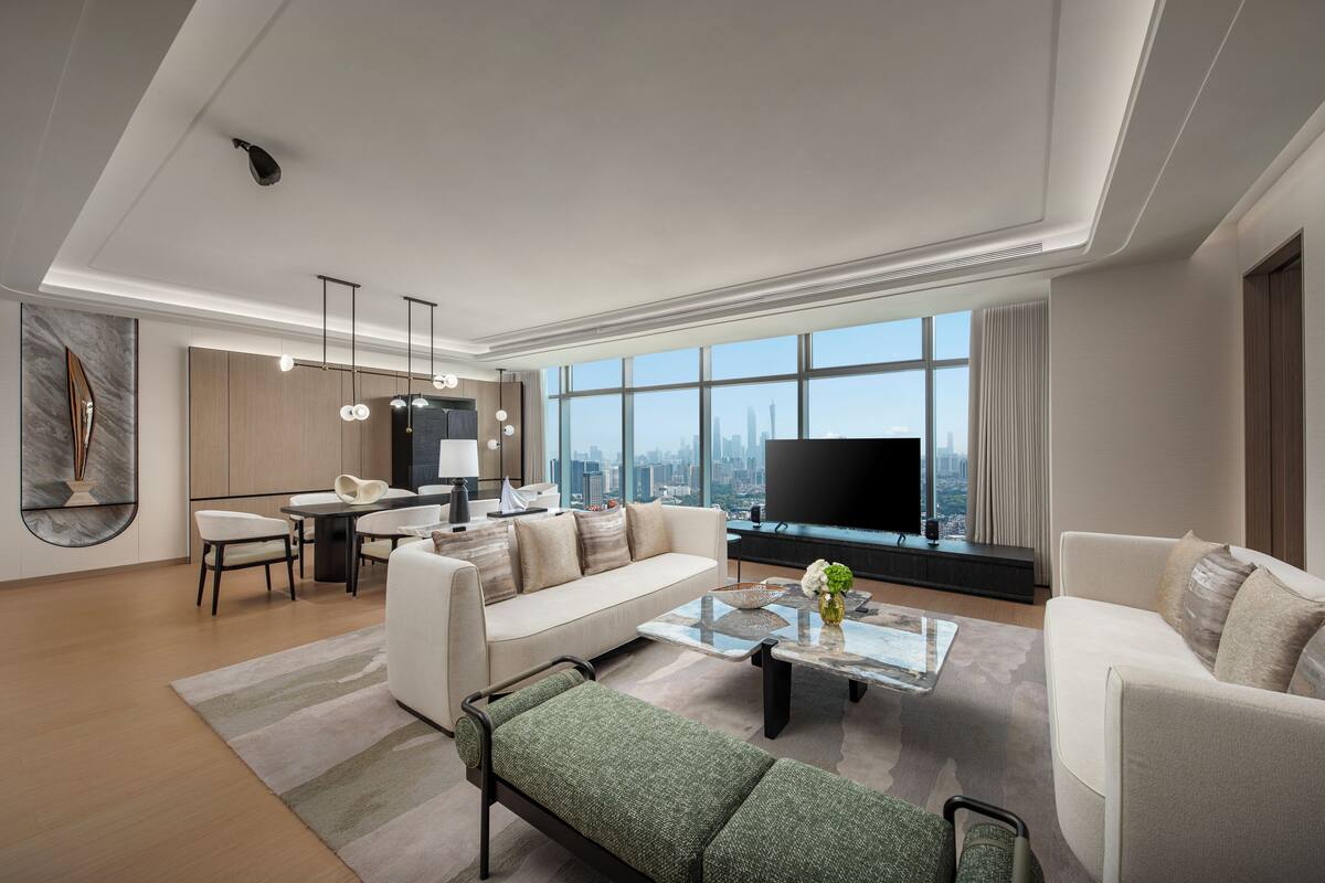 Suite, 1 habitación | Edredón, escritorio y espacio para trabajar con laptop