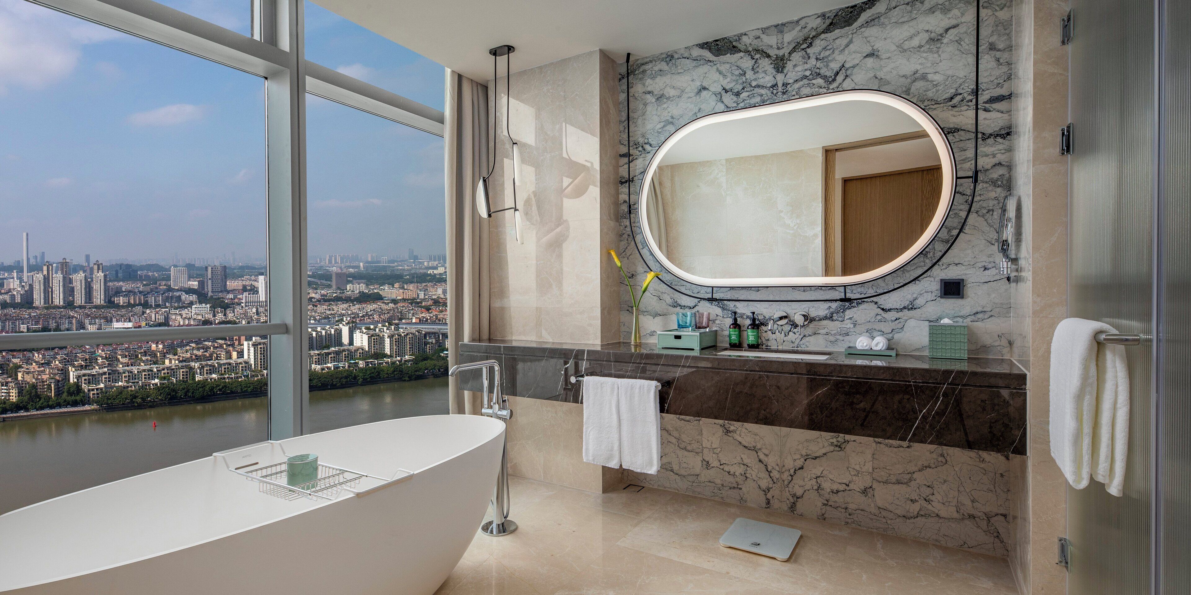 Cubrecamas, escritorio y espacio para trabajar con laptop 