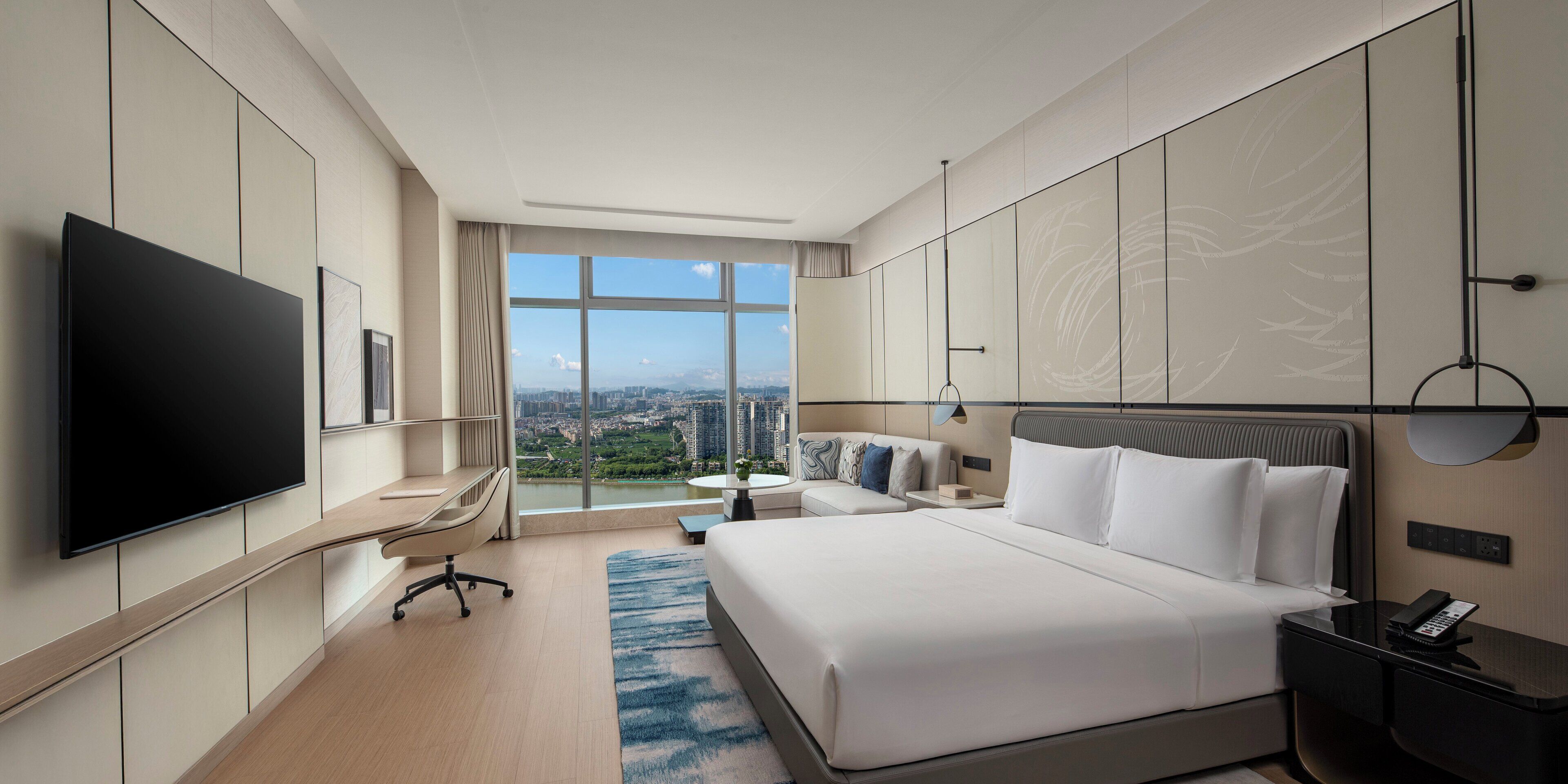 Cubrecamas, escritorio y espacio para trabajar con laptop 