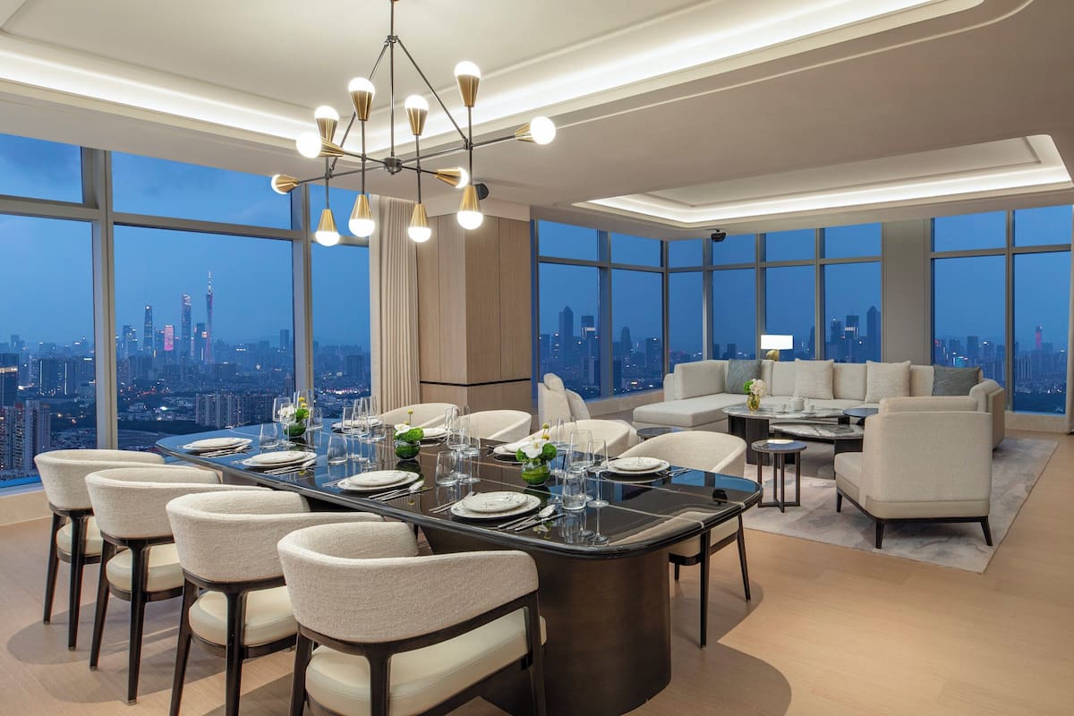 Royal Suite | Down comforters, desk, laptop workspace, blackout drapes