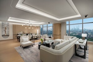 Suite Royal | Edredón, escritorio y espacio para trabajar con laptop