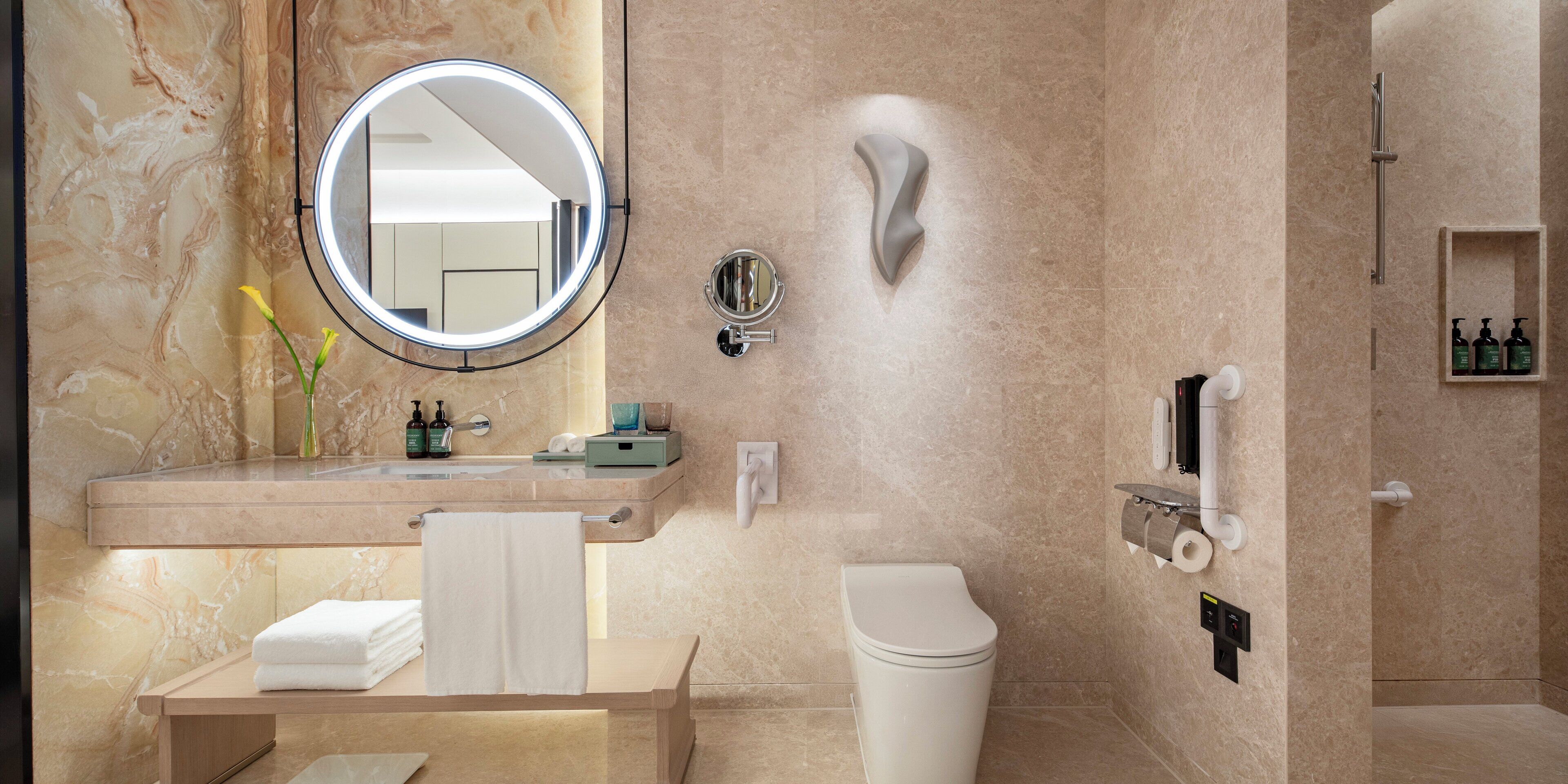 Cubrecamas, escritorio y espacio para trabajar con laptop 