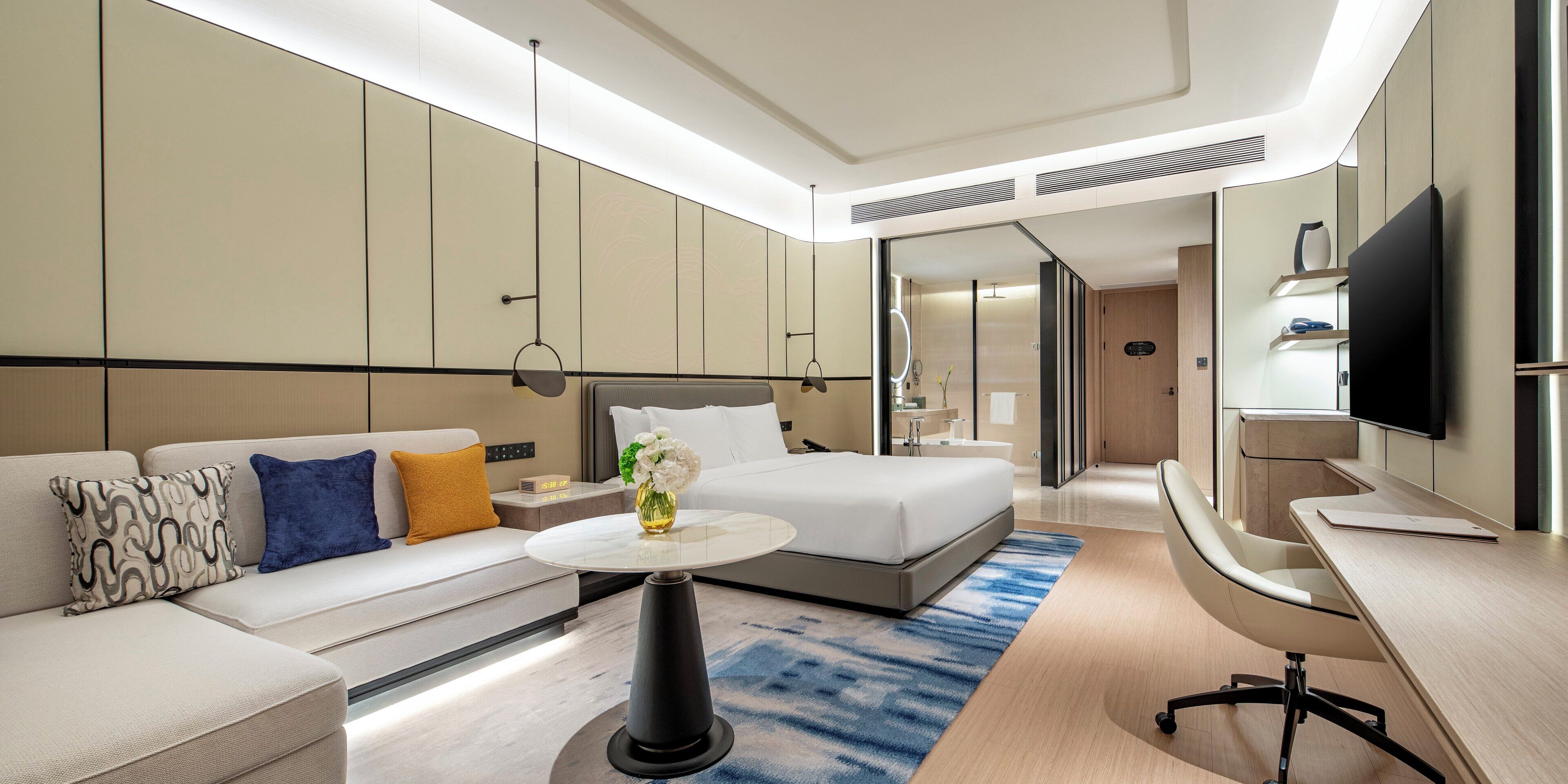 Cubrecamas, escritorio y espacio para trabajar con laptop 