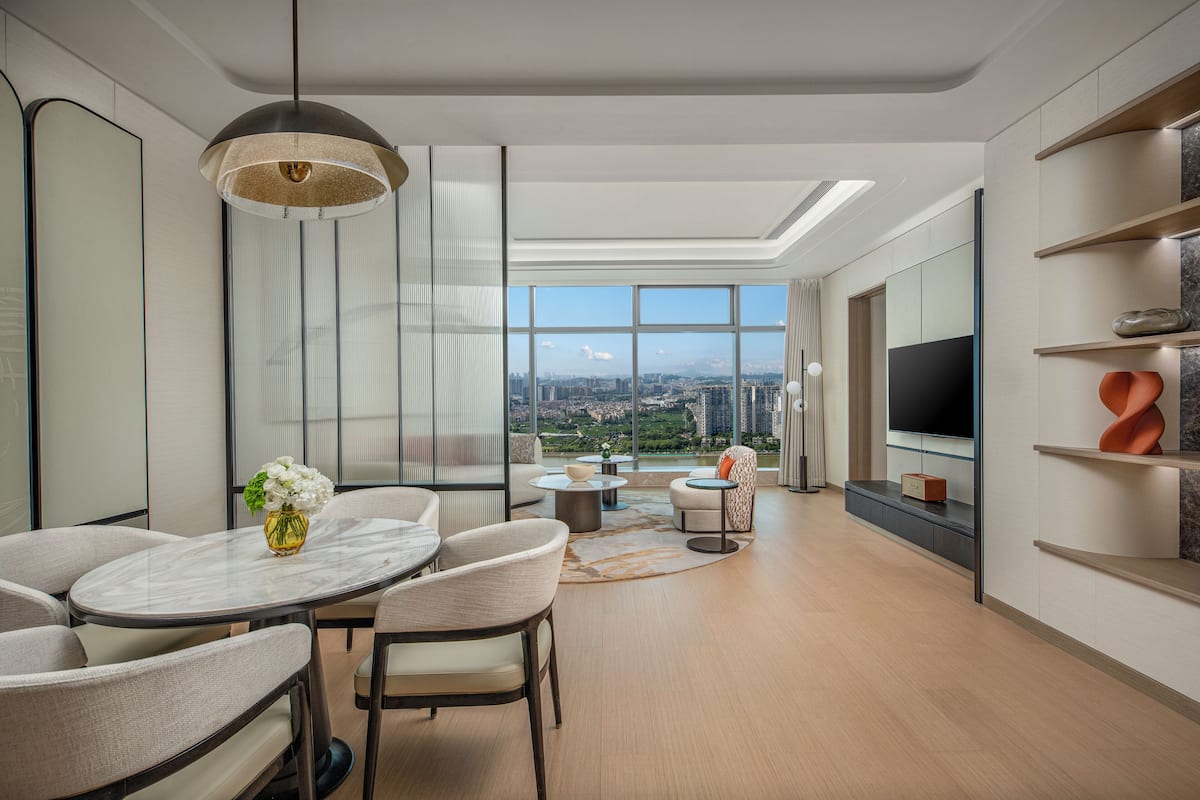 Suite, 1 habitación, vista al río | Edredón, escritorio y espacio para trabajar con laptop
