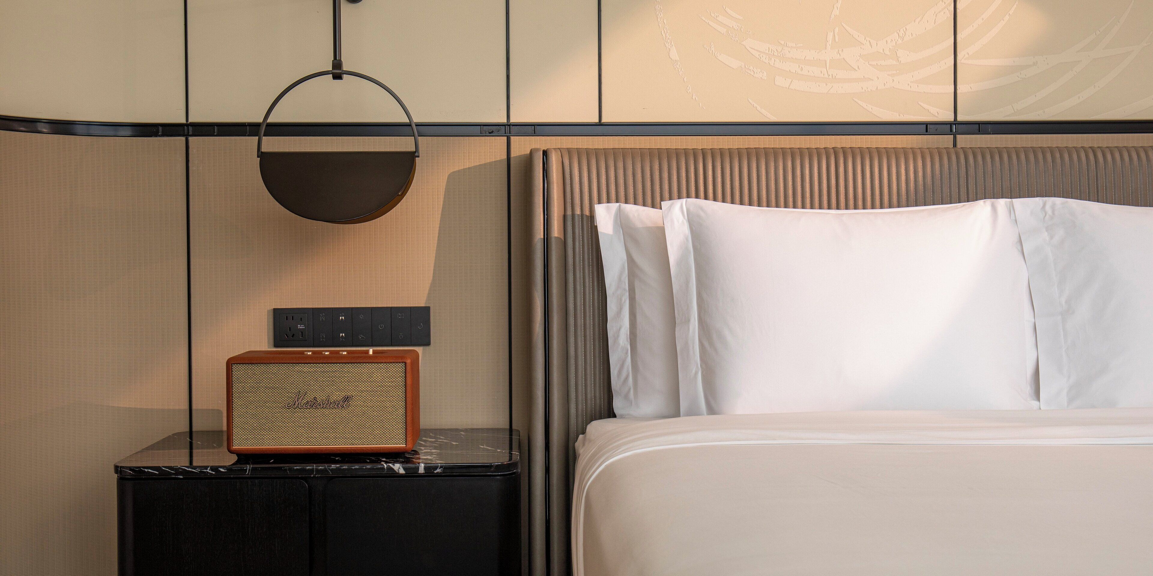 Cubrecamas, escritorio y espacio para trabajar con laptop 