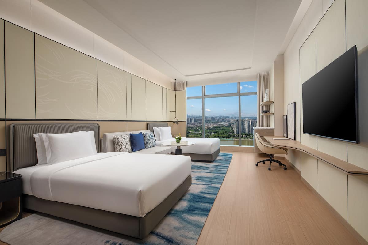 Habitación estándar, 2 camas matrimoniales, vista al río | Edredón, escritorio y espacio para trabajar con laptop