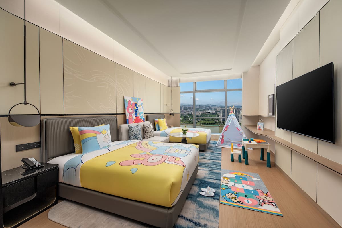 Habitación Premium, 2 camas matrimoniales (Kids Theme) | Edredón, escritorio y espacio para trabajar con laptop