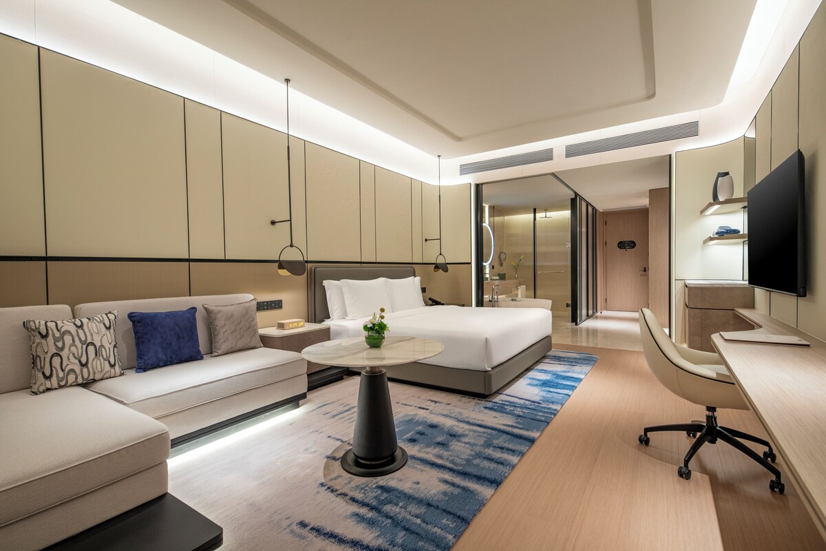 1 King Standard River View | Down duvets, desk, laptop workspace, blackout curtains