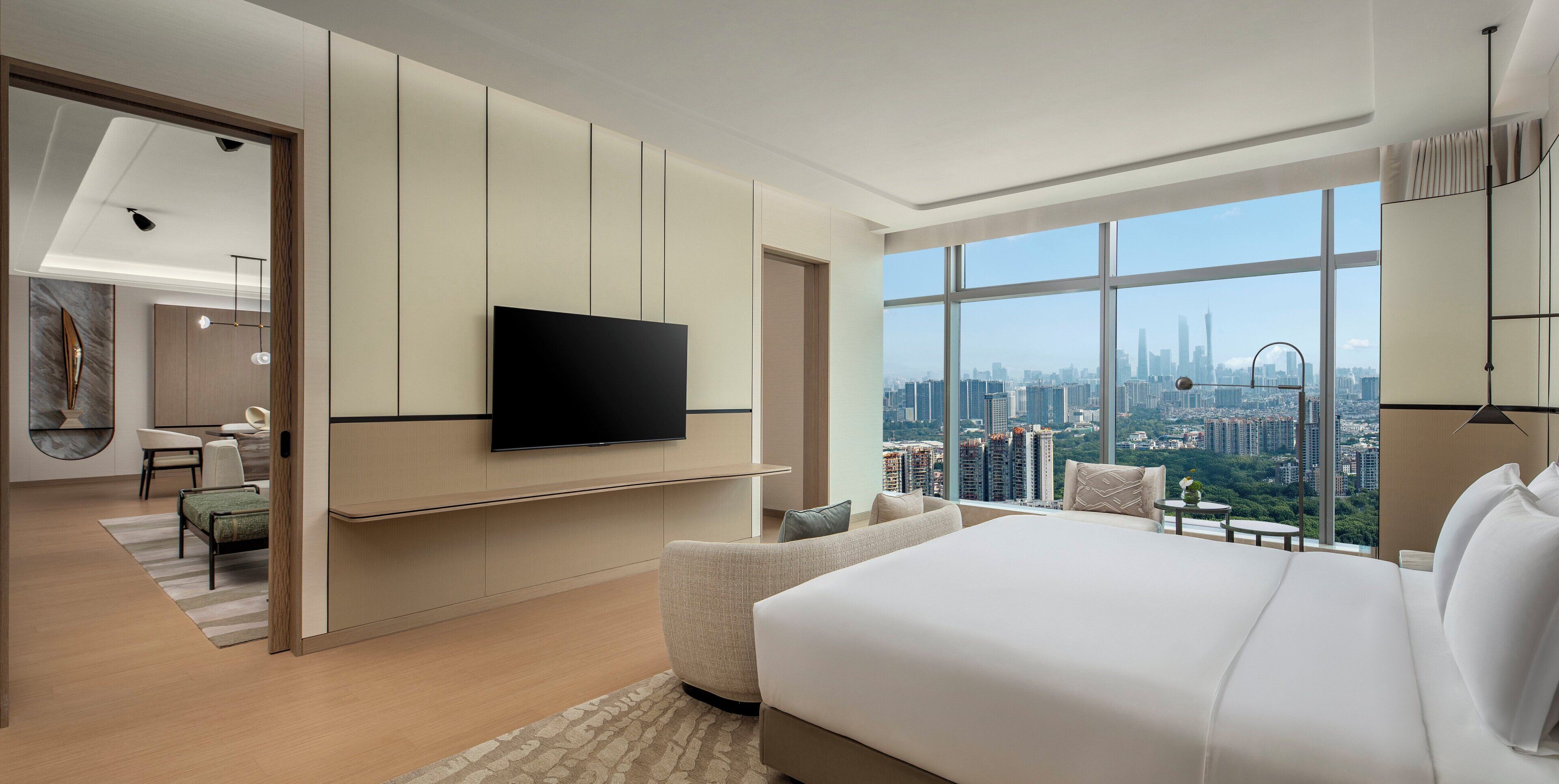 Cubrecamas, escritorio y espacio para trabajar con laptop 