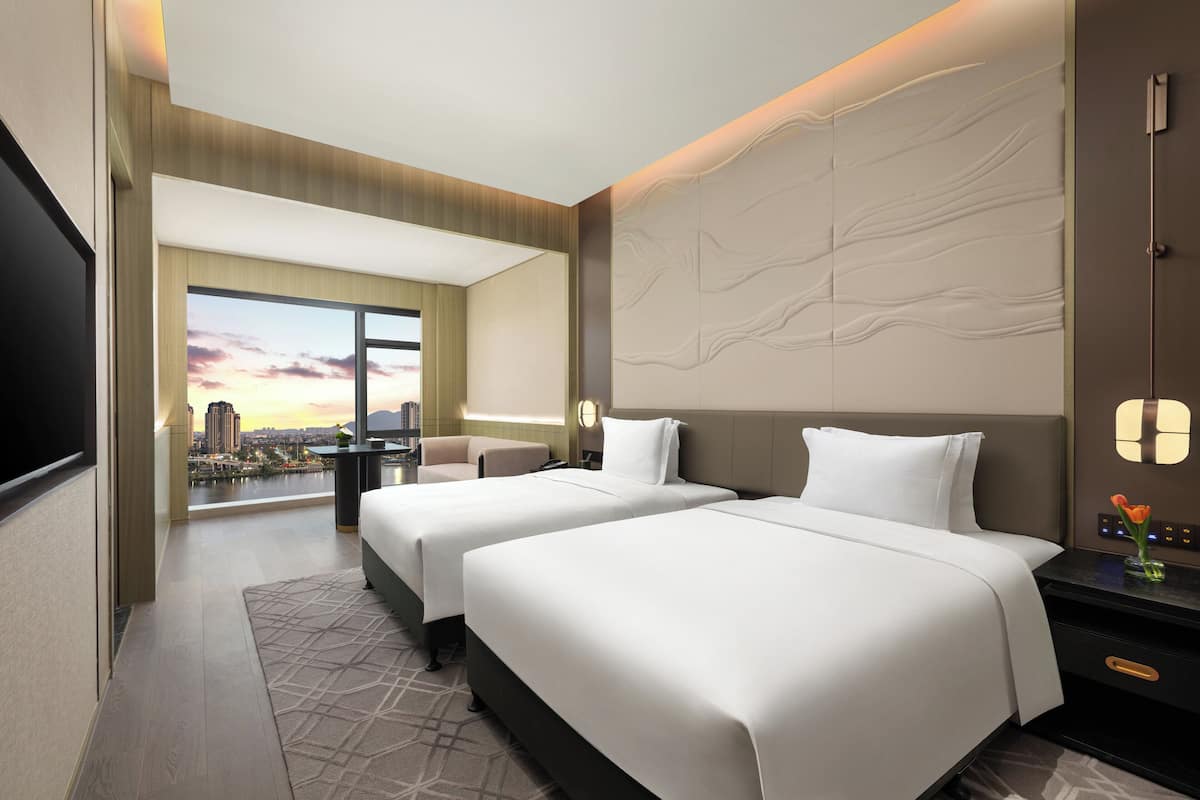 Minibar, meja kerja, tirai kedap cahaya, dan tempat tidur bayi gratis