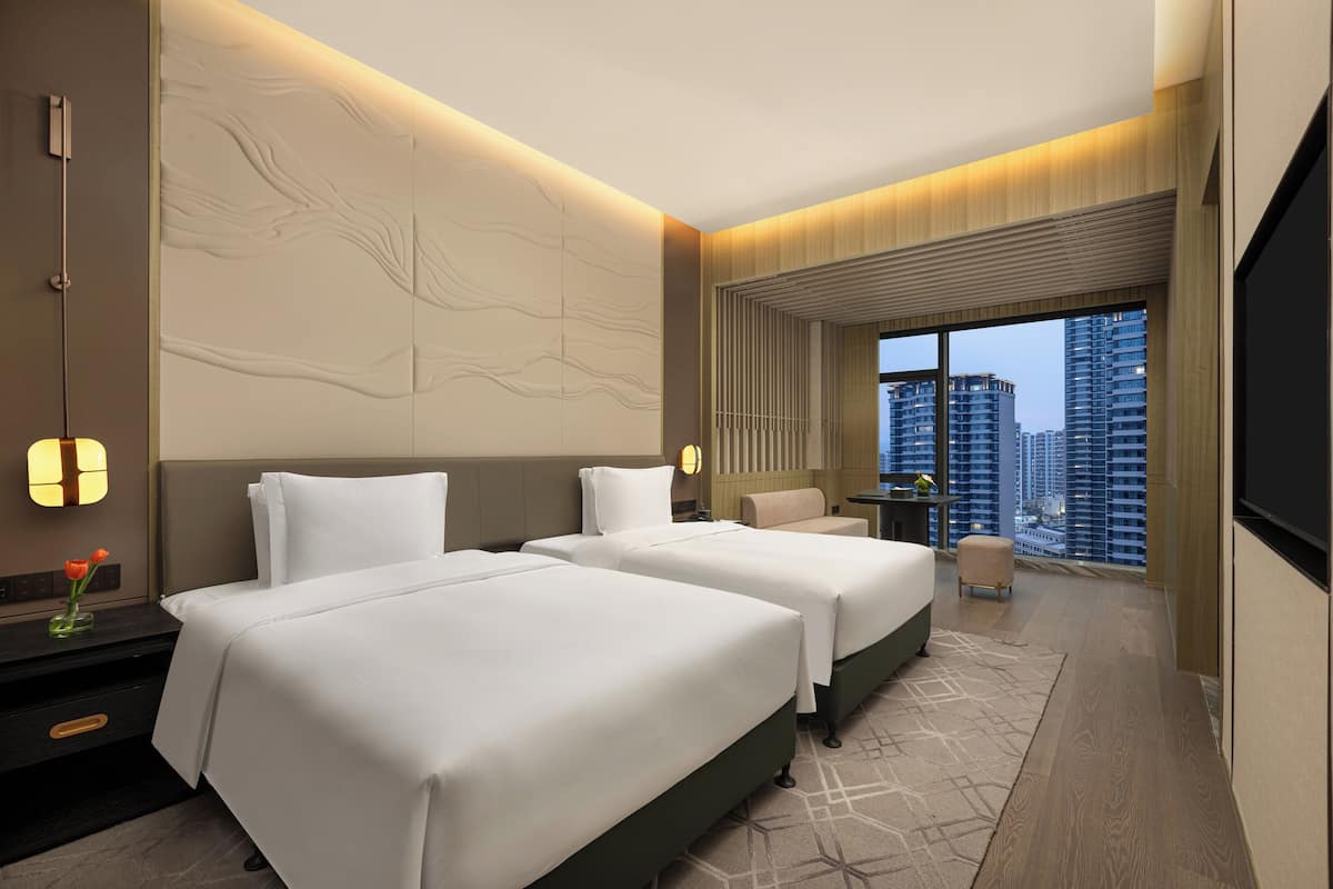 Minibar, meja kerja, tirai kedap cahaya, dan tempat tidur bayi gratis