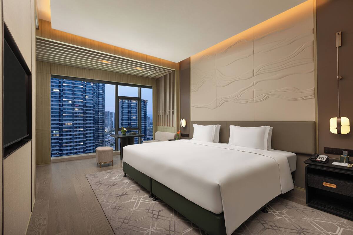 Minibar, meja kerja, tirai kedap cahaya, dan tempat tidur bayi gratis