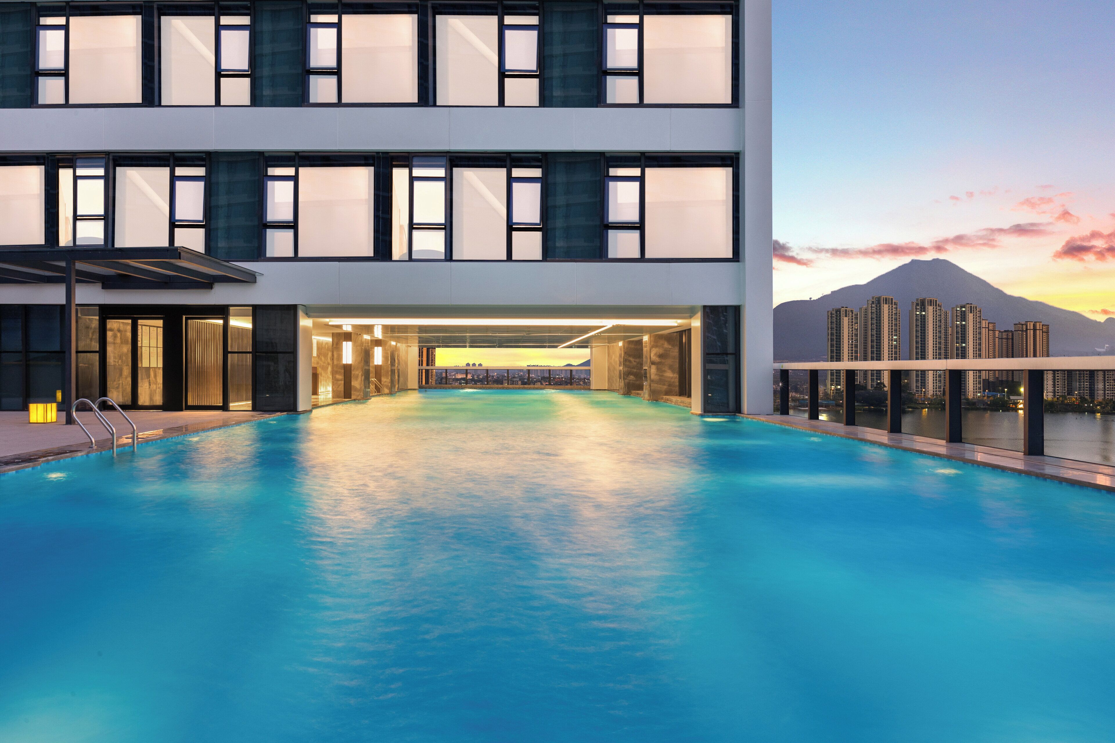 Una piscina cubierta, una piscina al aire libre