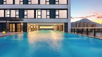 Una piscina cubierta, una piscina al aire libre