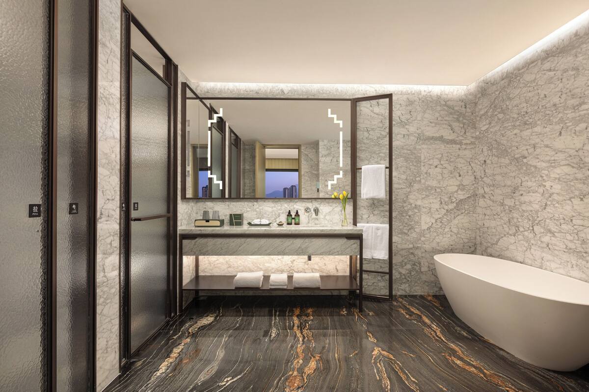 Suite Deluks, pemandangan danau | Kamar mandi | Bathtub dan shower terpisah dan pancuran hujan