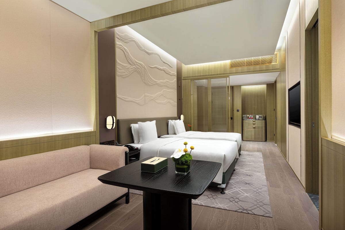 Minibar, meja kerja, tirai kedap cahaya, dan tempat tidur bayi gratis