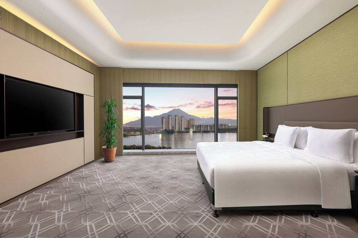 Minibar, meja kerja, tirai kedap cahaya, dan tempat tidur bayi gratis