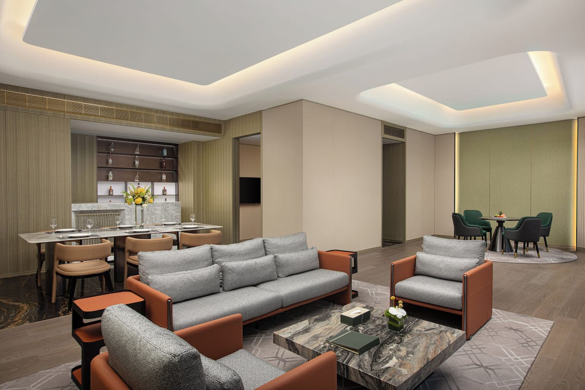 Minibar, escritorio, cortinas blackout y cunas gratuitas