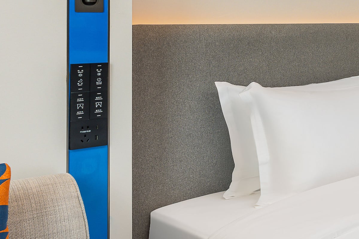 1 bedroom, down duvets, desk, blackout curtains