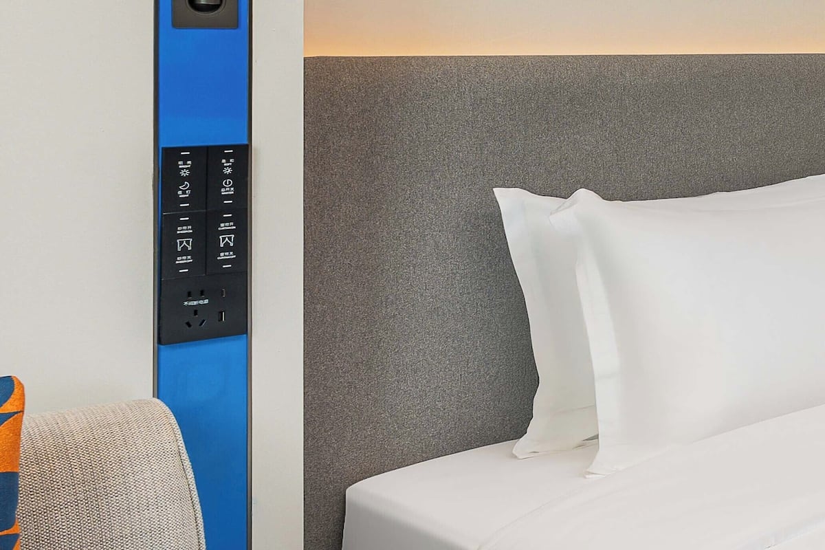 1 bedroom, down duvets, desk, blackout curtains