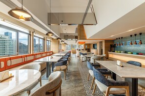 Café da manhã com buffet grátis todos os dias