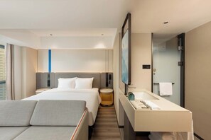 Standardzimmer, 1 King-Bett (Minifridge) | 1 Schlafzimmer, Daunenbettdecken, Schreibtisch, Verdunkelungsvorhänge