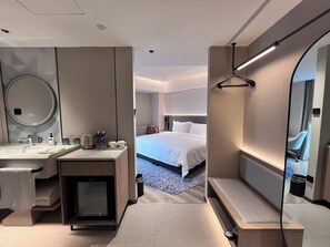 1 habitación, cubrecamas, escritorio y cortinas blackout 