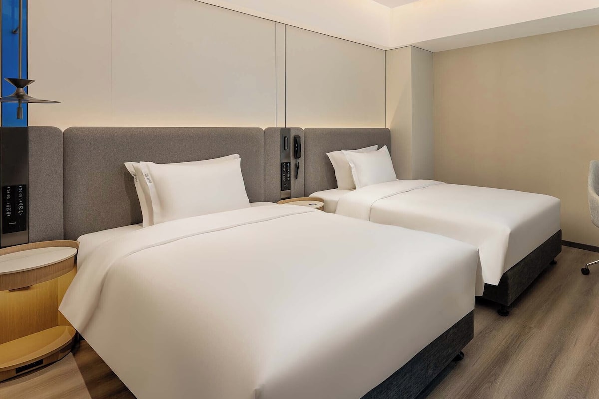 1 bedroom, down duvets, desk, blackout curtains